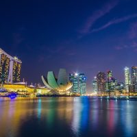 vlc播放器 内容编辑苏晚在窗边整理读者来信截图与高频问题清单，桌面贴满彩色标签，气氛安静细致